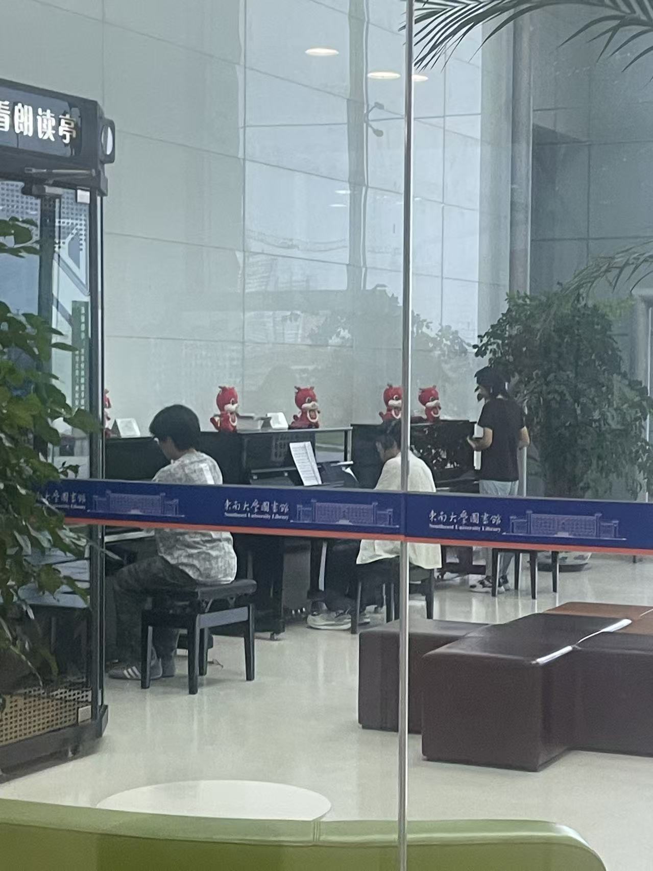 图书馆门口的钢琴