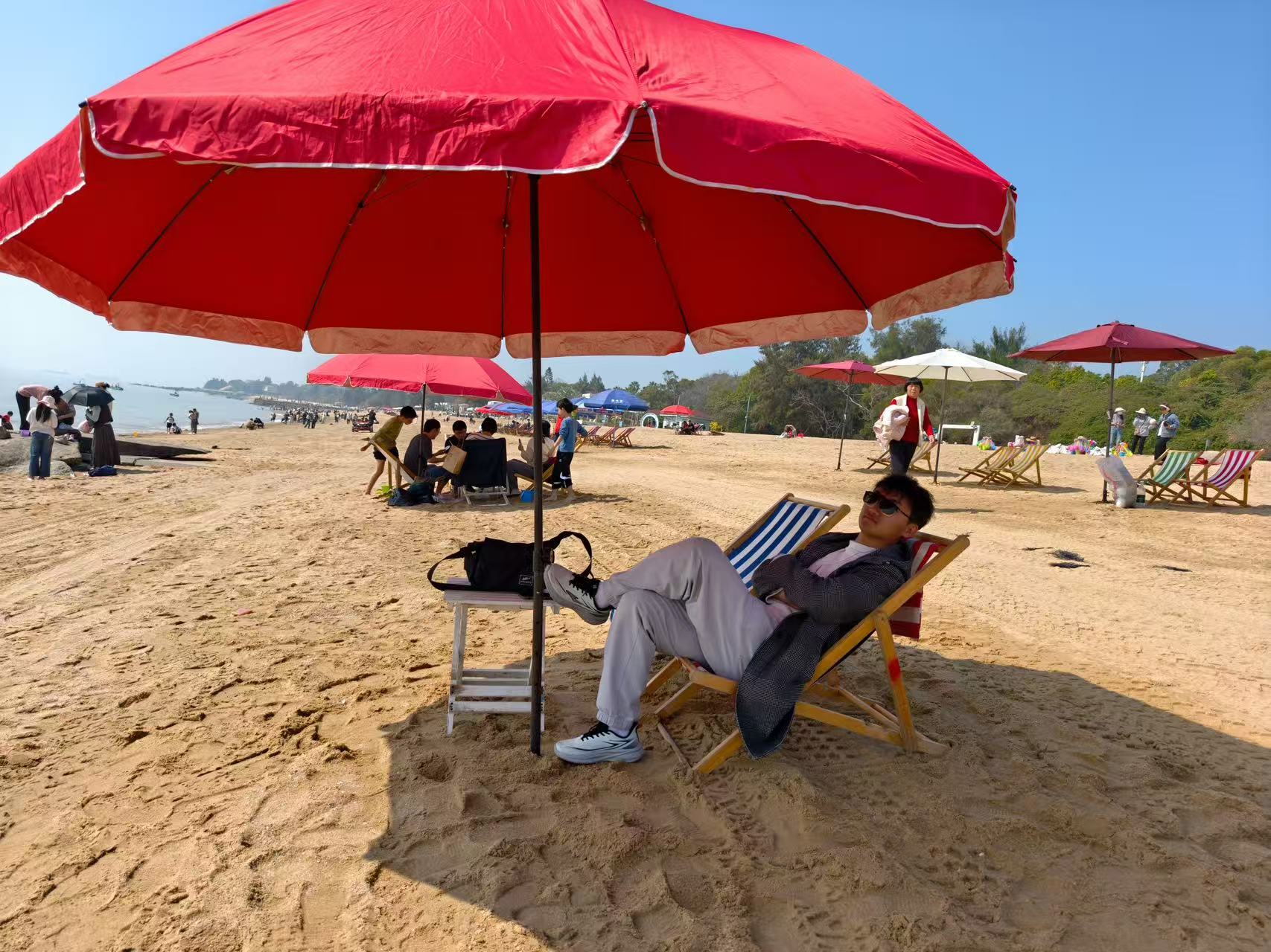 黄厝沙滩伞下小憩