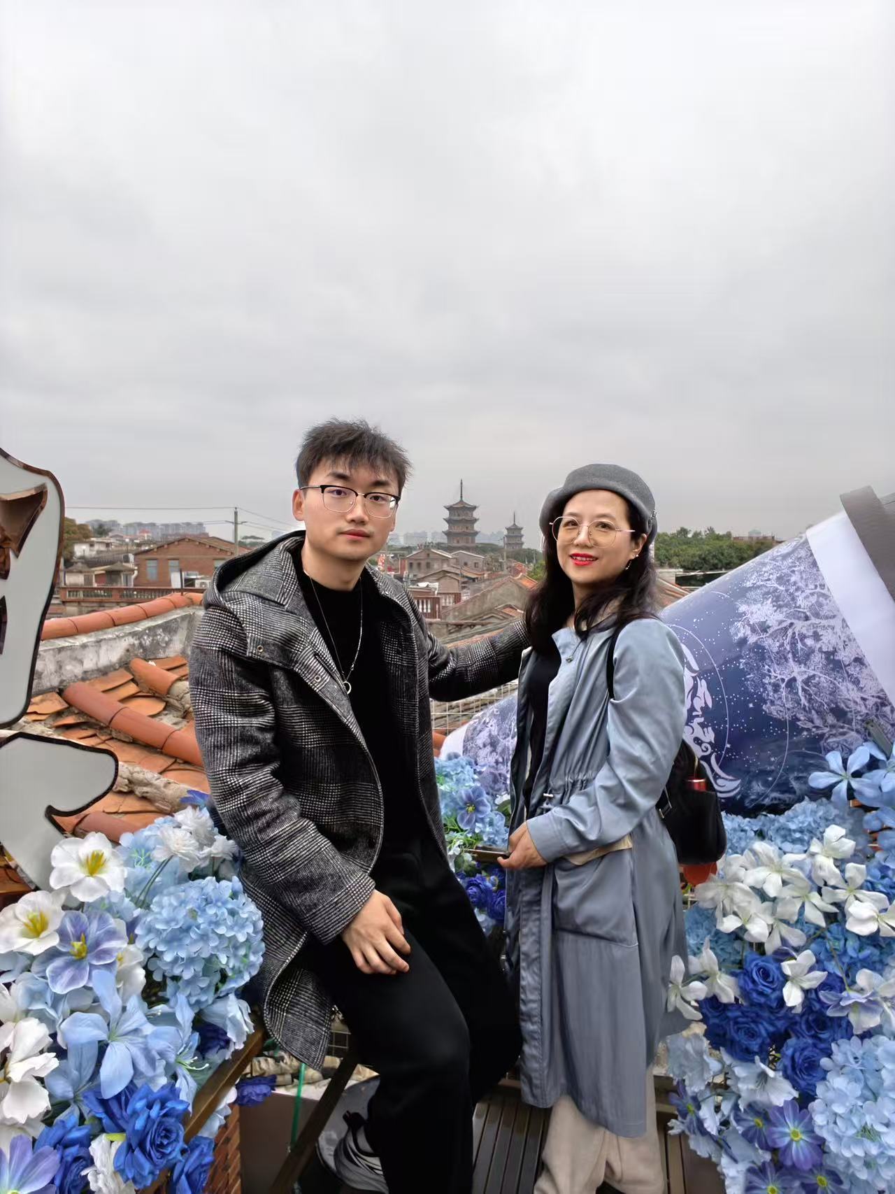 西街楼上与双塔合影