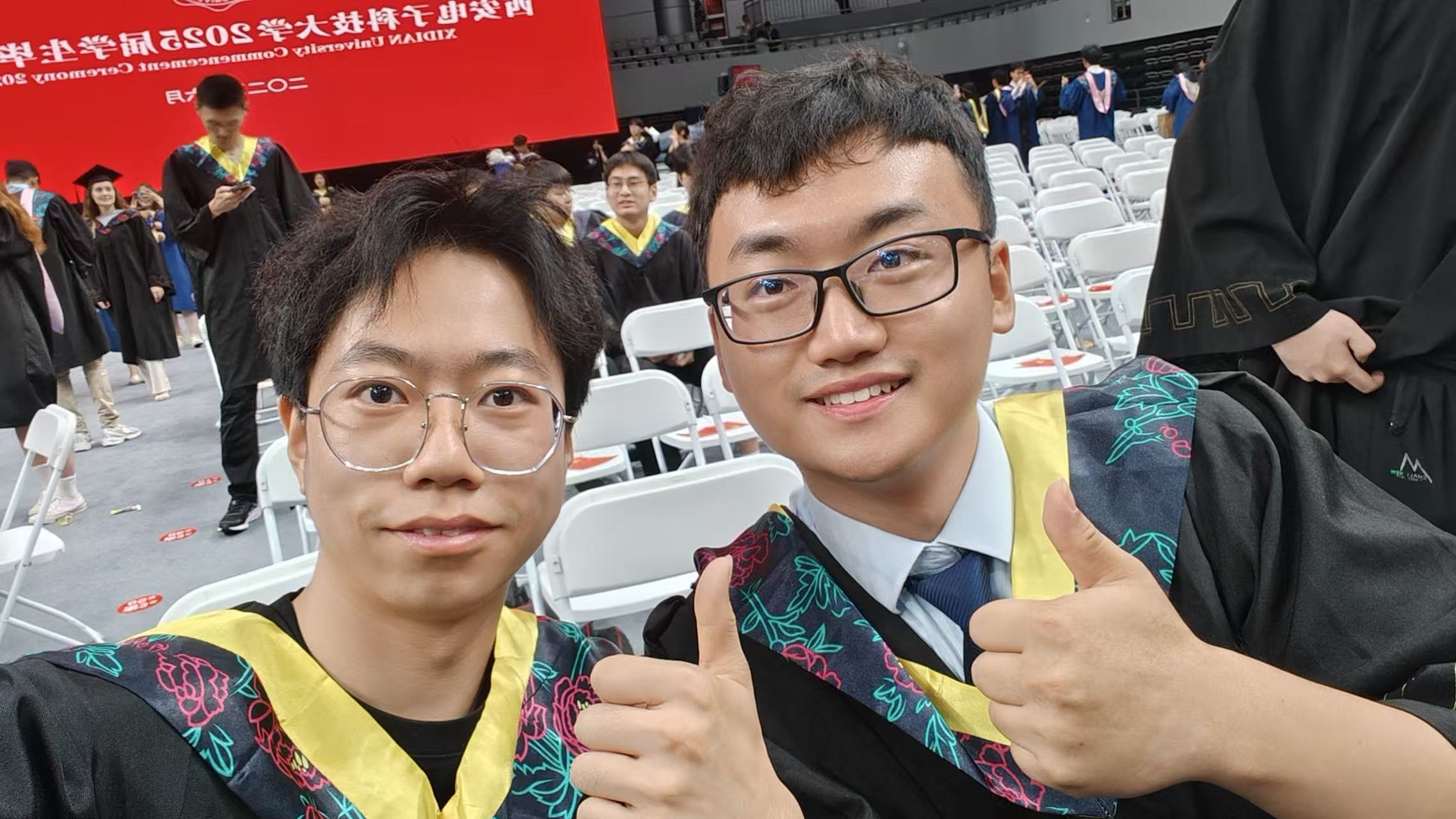 和同一个班的尹懿东合影