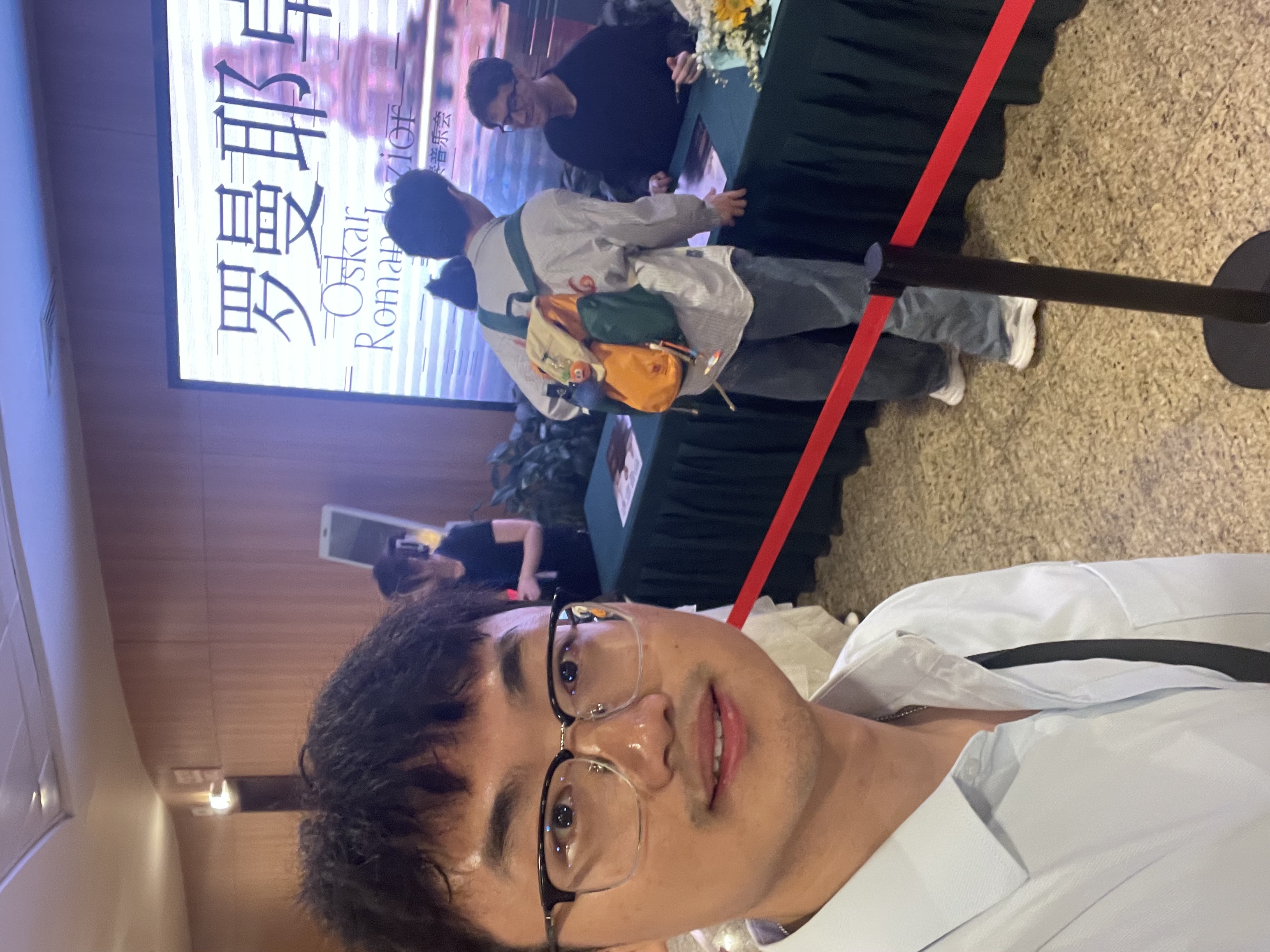 偷偷和O叔合照一张hhh