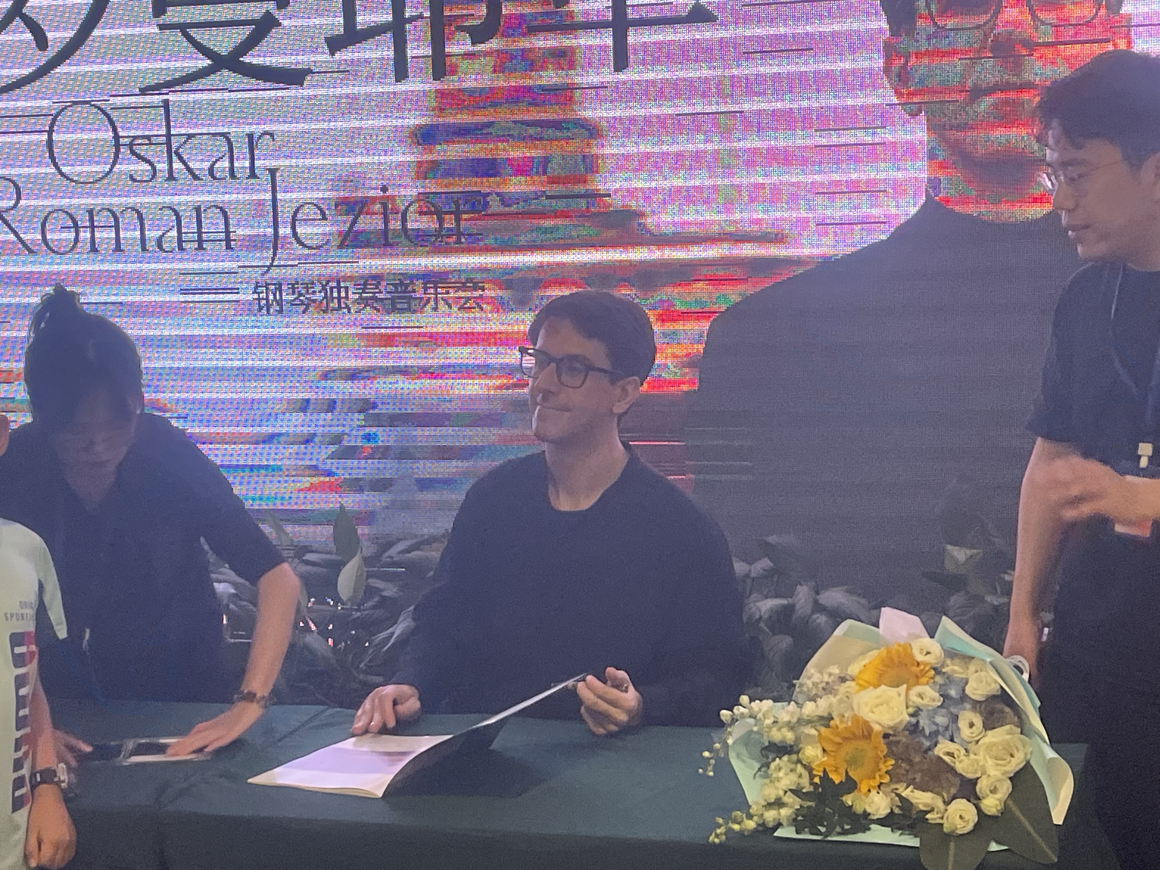 每一个人签名后都会抬头微笑