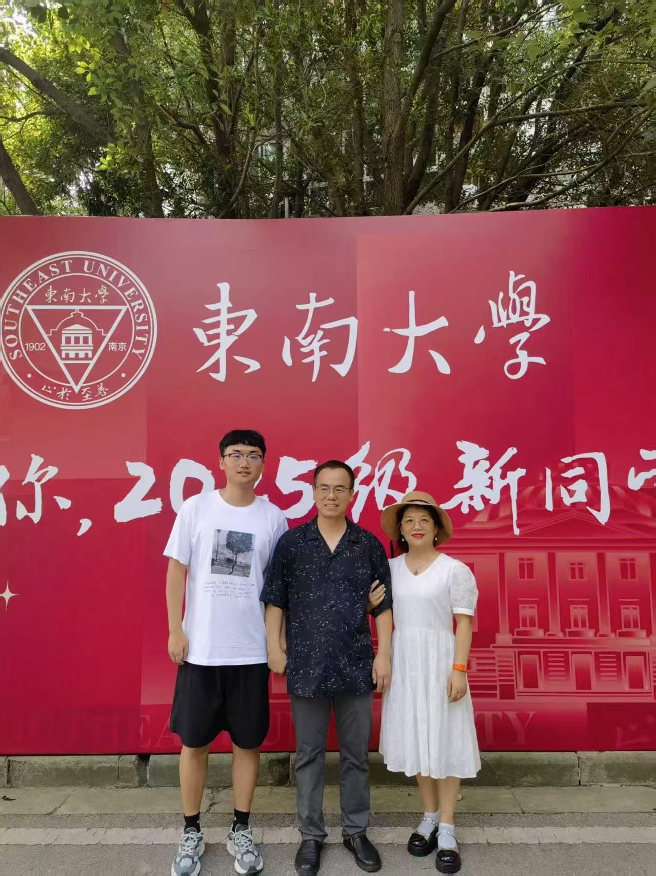 宿舍门口和父母的合影