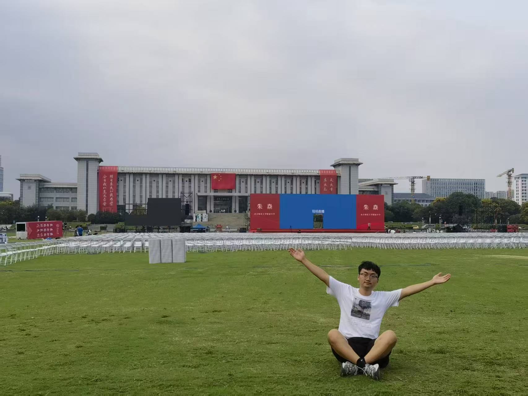 报道当天在大草坪